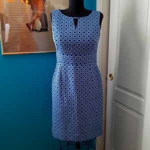 EUC Tahari blue and white fully lined sheath dress with keyhole neckline size 10